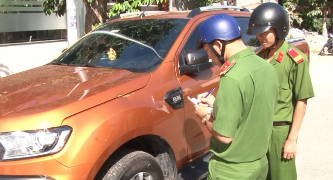1 trong những chiếc xe ô tô bị nhóm thanh thiếu niên ném đá - Ảnh: K.Nam