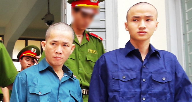 Bị cáo Nguyễn Thọ (thứ 2 từ phải sang) được áp giải đưa về lại trại giam sau khi hoãn phiên tòa phúc thẩm sáng 20-2- Ảnh: NGUYỄN NAM