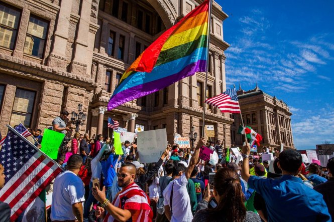 Người biểu tình đổ xô ra đường phố Texas trong cuộc biểu tình