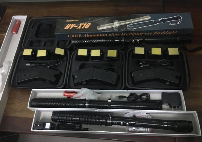 Nhiều roi điện và súng điện bị thu giữ - Ảnh: T.L