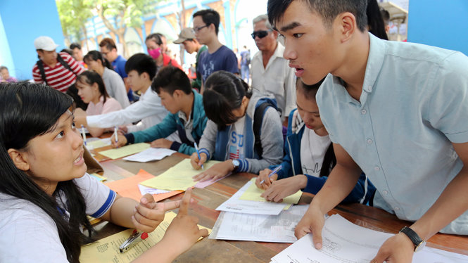 Đông đảo phụ huynh và thí sinh đến nộp hồ sơ xét tuyển vào Trường ĐH Công nghiệp thực phẩm TP.HCM năm 2016 - Ảnh: Như Hùng