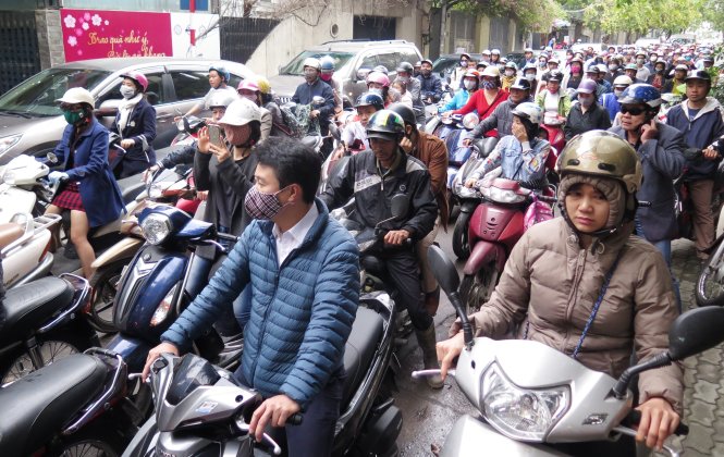 Đường từ ven hồ Tây đi vào Thụy Khuê bị kẹt cứng - Ảnh HOÀNG BÁCH