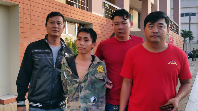 Đối tượng Huy (thứ 2 từ trái qua), bị các trinh sát Hình sự đặc nhiệm bắt giữ - Ảnh: Công an cung cấp.