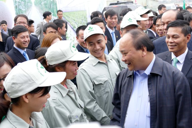 Thủ tướng nói rằng khen thưởng nên hướng vào người lao động, đồng bào vùng sâu, vùng xa, đừng khen lãnh đạo nhiều quá (trong ảnh: Thủ tướng gặp gỡ công nhân nông nghiệp tại Hà Nam) - ảnh: LÊ KIÊN