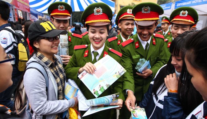 Các học viên của Học viện Cảnh sát nhân dân với bộ quân phục khiến các bạn học sinh đến tham dự Ngày hội tư vấn tuyển sinh - hướng nghiệp 2016 thích thú. Năm nay sẽ có nhiều hoạt động hấp dẫn tại ngày hội 2017 dành cho thí sinh - Ảnh: Nguyễn Khánh