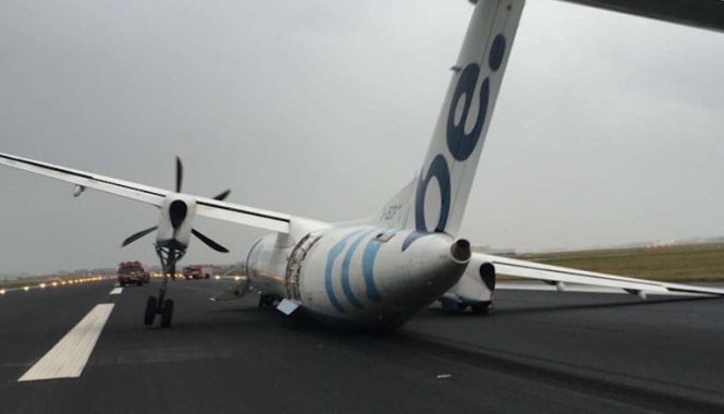 Chiếc máy bay bị gãy bánh xe khi đang hạ cánh tại Amsterdam - Ảnh: CNN