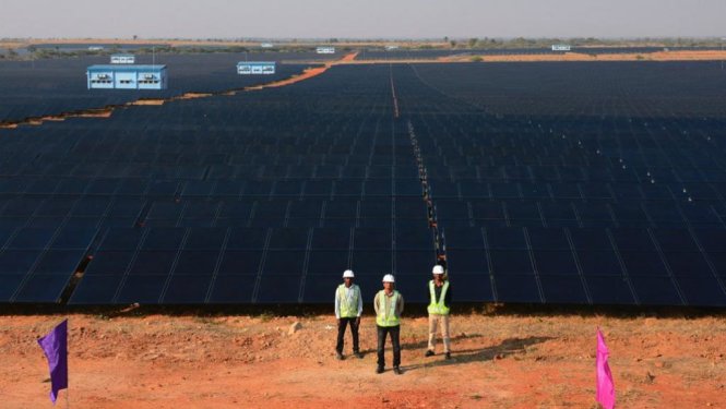 Khu lắp đặt tấm pin mặt trời của Công ty ACME ở phía nam Bangalore (Ấn Độ) - Ảnh: AFP