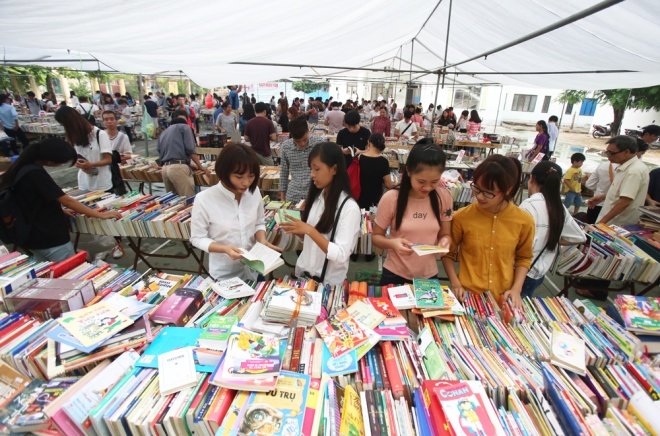Hội sách cũ Hà Nội thu hút khá đông độc giả - Ảnh: KHẢI MÔNG