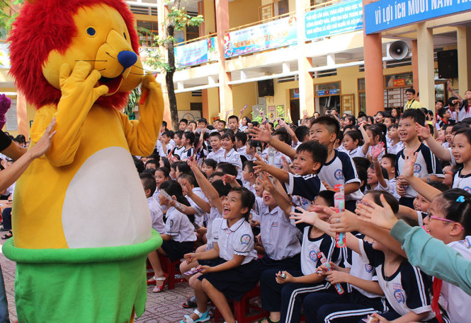 Các em học sinh Trường tiểu học Sơn Cang hào hứng với chương trình “Lớp học đánh răng” lần 2 - Ảnh: P.NGUYỄN