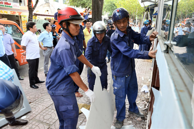 Ông Nguyễn Ngọc Tường, phó ban chuyên trách Ban an toàn giao thông TP, đề xuất như trên khi đề cập đến việc cần phải làm để giữ vỉa hè cho người đi bộ sau khi đã ra quân chấn chỉnh. Trong ảnh: lực lượng chức năng quận 1 tháo dỡ trụ sở khu phố lấn chiếm vỉa hè trên đường Nguyễn Trung Trực (Q.1, TP.HCM) chiều 24-2 - Ảnh: LÊ PHAN