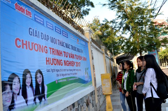 Học sinh Trường THPT Trưng Vương (TP Quy Nhơn, tỉnh Bình Định) xem panô giới thiệu chương trình tư vấn tuyển sinh - hướng nghiệp 2017 do Tuổi Trẻ tổ chức - Ảnh: DUY THANH