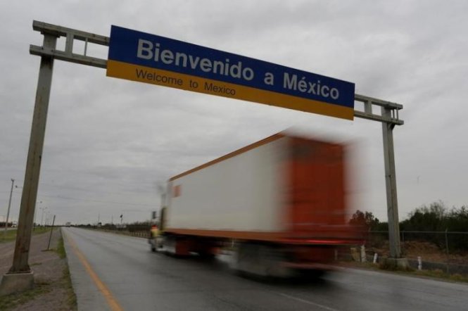 Một chiếc xe tải đi qua gần khu vực cửa khẩu giữa Mexico và Mỹ tại Nuevo Laredo, Mexico - Ảnh: Reuters