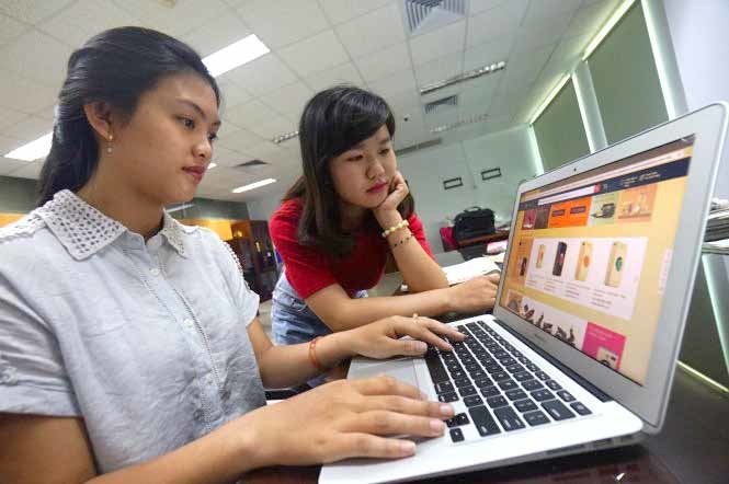 Mua hàng qua sàn thương mại điện tử là hình thức được nhiều bạn trẻ ưa chọn, nhưng thỉnh thoảng vẫn gặp phiền toái - Ảnh: Quang Định