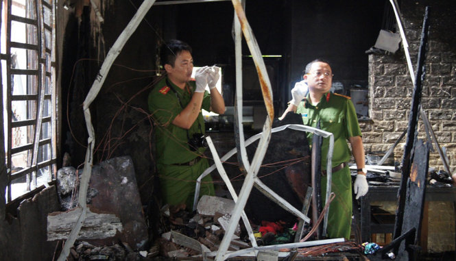 Công an khám nghiệm hiện trường vụ cháy sáng 26-2 - Ảnh: Tuấn Duy