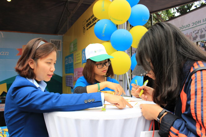 Bà Phạm Thị Ngọc Hoa, Khoa Quốc tế, ĐHQG Hà Nội, trực tiếp tư vấn tuyển sinh cho các học sinh tại gian hàng của khoa - Ảnh: Hà Thanh