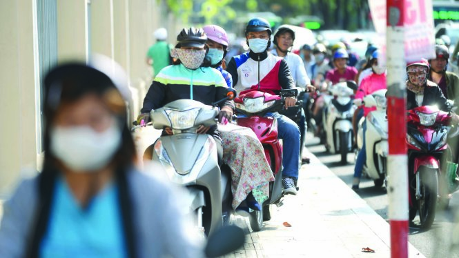 Xe máy leo lên vỉa hè dành cho người đi bộ trên đường Nguyễn Thị Minh Khai, Q.1, TP.HCM - Ảnh: Quang Định