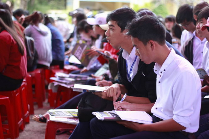 Học sinh Phú Yên nghiên cứu và ghi chép lại các thông tin trong chương trình tư vấn tuyển sinh 2017 - Ảnh: THANH TRÚC