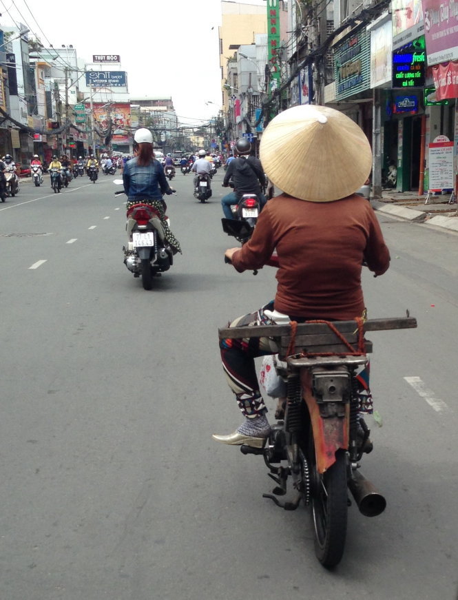 Hình ảnh một chiếc xe cà tàng, không biển số lưu thông trên đường