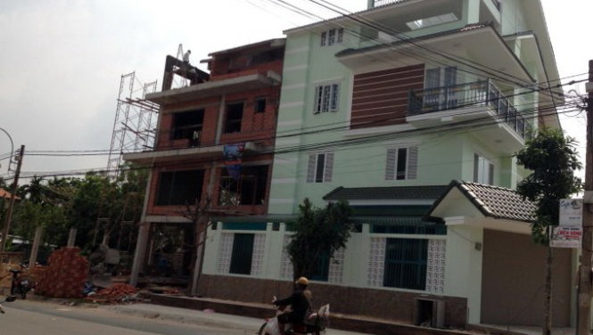 Nhà xây theo nhà mẫu trong dự án nhà ở (P.Hiệp Bình Phước, Q.Thủ Đức) bị đình chỉ thi công - Ảnh: N.Hà