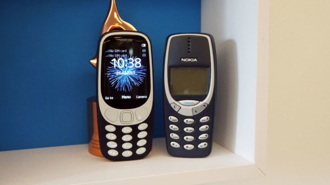 Nokia 3310 phiên bản 2017 (trái) và Nokia 3310 bản gốc ra mắt năm 2000 - Ảnh: TechRadar