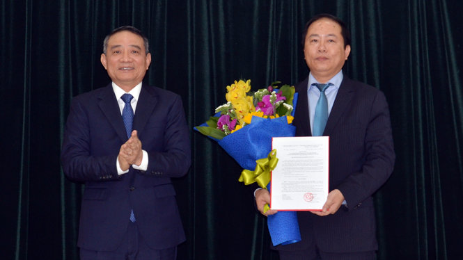 Bộ trưởng Bộ GTVT Trương Quang Nghĩa (bên trái) trao quyết định bổ nhiệm chức vụ Chủ tịch Hội đồng thành viên Tổng công ty Đường sắt Việt Nam cho ông Vũ Anh Minh - Ảnh: Ngọc Năm