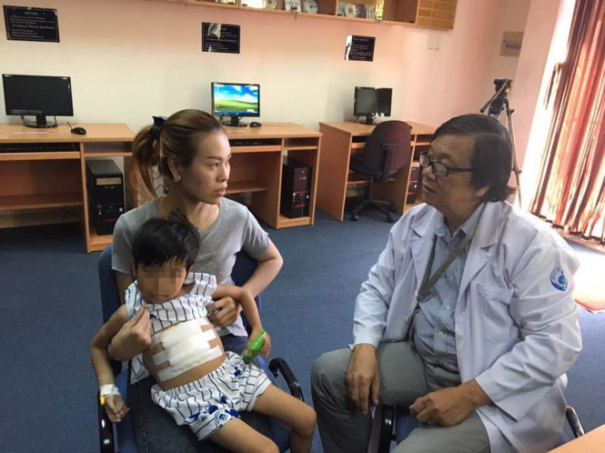 Bé gái thèm ăn tóc sau khi được phẫu thuật lấy búi tóc ra