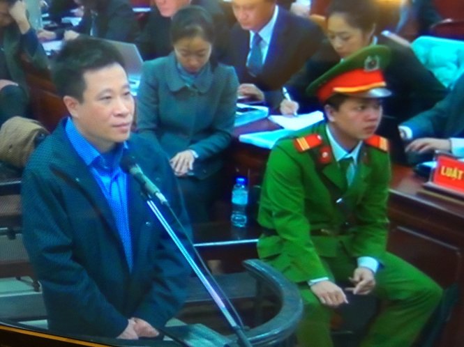 Hà Văn Thắm trả lời thẩm vấn tại toà - Ảnh: THÂN HOÀNG