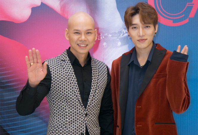 Phan Đinh Tùng và Châu Đăng Khoa (phải) trong buổi giới thiệu album Cảm xúc vào tới 28-2 tại TP.HCM.