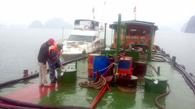 Tàu dầu vi phạm bị lực lượng chức năng BTL Vùng CSB1 bắt giữ - Ảnh: LAM GIANG