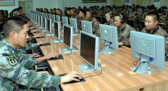 Binh sĩ Trung Quốc học với máy tính - Ảnh: AFP