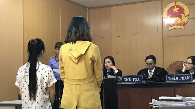 Hai bị cáo Trinh và Vân trong phiên toà phúc thẩm - Ảnh: TUYẾT MAI