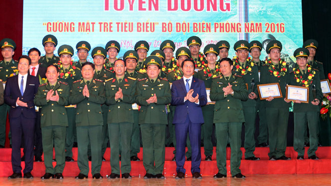 Tư lệnh BĐBP Hoàng Xuân Chiến-BT TU Doan Nguyễn Ngọc Lương traothuong 20TN bienphong - Ảnh: Đức Anh