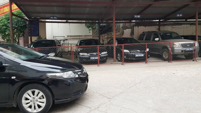 Số xe công sau thí điểm khoán kinh phí tại Sở Lao động-Thương binh & Xã hội Hà Nội đã được niêm phong, chờ thu hồi sắp xếp, xử lý theo quy định - Ảnh: XUÂN THÀNH