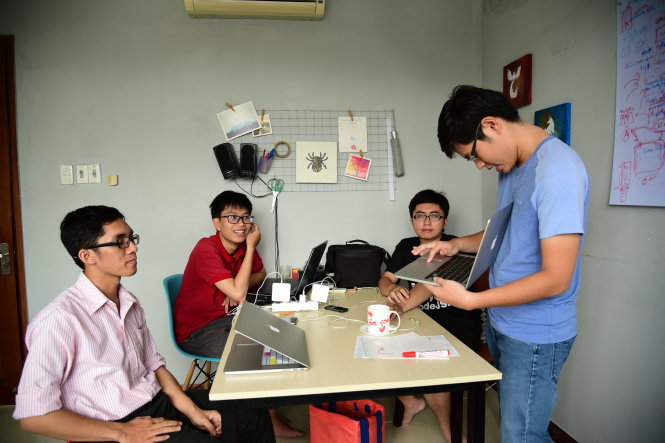Các thành viên của nhóm Apidez miệt mài làm việc trong “văn phòng” khởi nghiệp của mình tại TP.HCM - Ảnh: Hữu Thuận