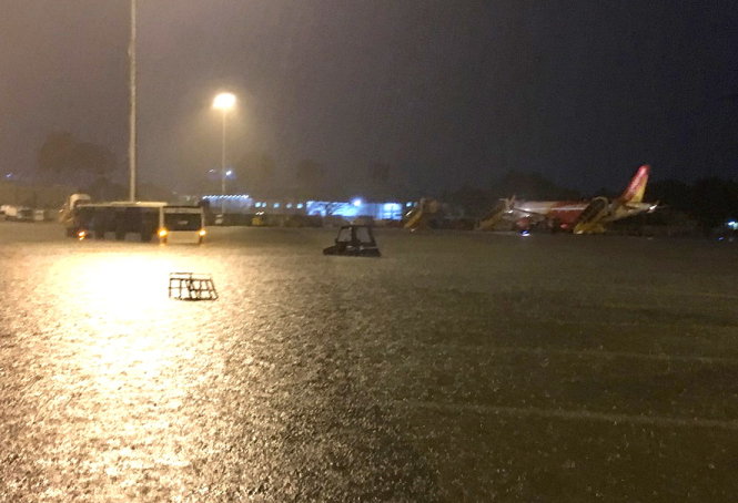 Hiện nay, những cơn mưa lớn đã làm ngập sân bay, ảnh hưởng đến hoạt động bay của phi trường Tân Sơn Nhất - Ảnh: Khánh Băng