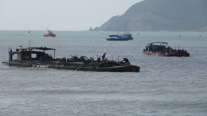 Sà lan của Công ty Sài Gòn - Hà Nội bơm hút cát tại cửa biển Nha Trang ngày 17-2 để giao cho tàu chở đi Singapore - Ảnh: Vân Trường