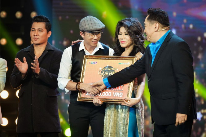 Hồ Việt Trung nhận giải nhất tuần - Ảnh: Jet Studio