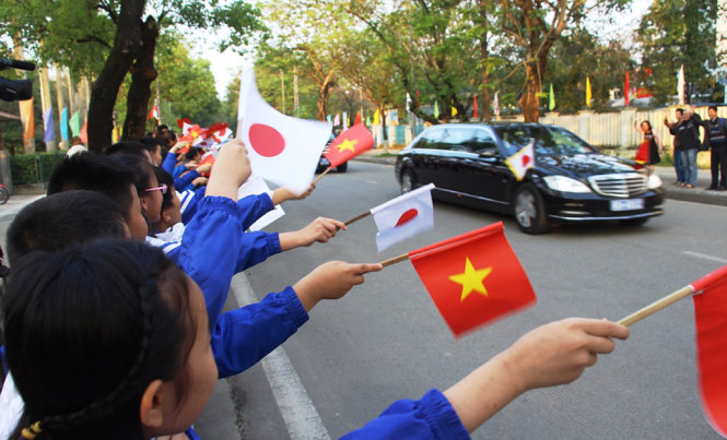 Người dân và học sinh Huế nồng nhiệt chào đón nhà vua Nhât trên đường Lê Lợi – TP Huế trong chiều 3-3 - Ảnh: NHẬT LINH