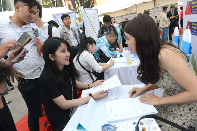 Người lao động tìm hiểu thông tin việc làm tại ngày hội: Ảnh: QUANG ĐỊNH