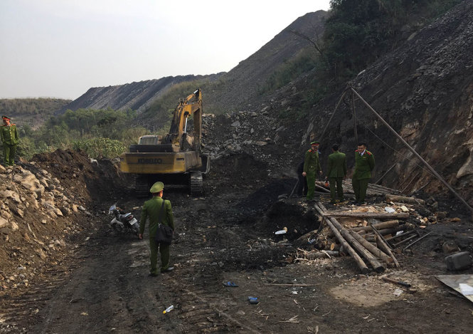 Lực lượng chức năng kiểm tra lò khai thác than trái phép - Ảnh: KHÁNH NGUYỄN