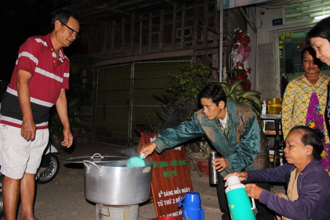 Nhiều người đến nhà vợ chồng ông Sơn lấy nước nóng miễn phí - Ảnh: K.T.