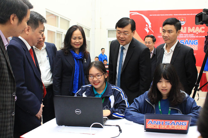 Bà Lâm Phương Thanh, Phó trưởng ban tuyên giáo Trung ương Đảng cùng anh Lê Quốc Phong, Bí thư thứ nhất Trung ương Đoàn động viên các thí sinh trong vòng thi đầu tiên - Ảnh: HÀ THANH