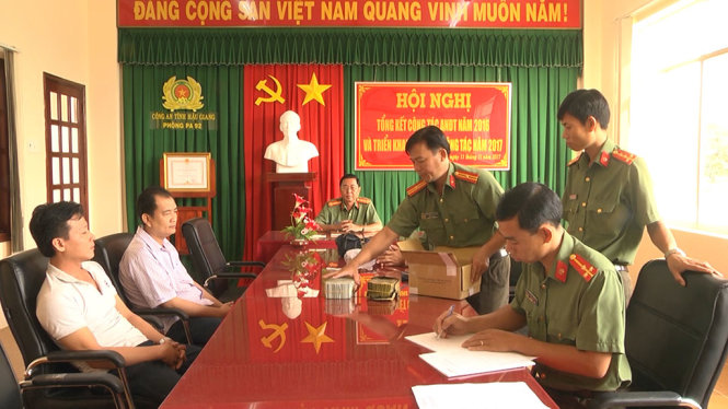 Công an trả lại số ngoại tệ cho ông Trương Văn Thạch (áo thun trắng) - Ảnh: HUY PHÁCH