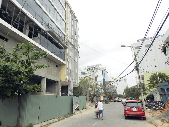 Đường Dương Đình Nghệ nhỏ hẹp phải “gánh” hàng chục khách sạn đang xây cùng hơn 20 khách sạn lớn nhỏ hoạt động - Ảnh: V.HÙNG