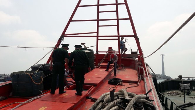 Lực lượng biên phòng kiểm tra tàu chở dầu vừa tạm giữ - Ảnh: K.Vân