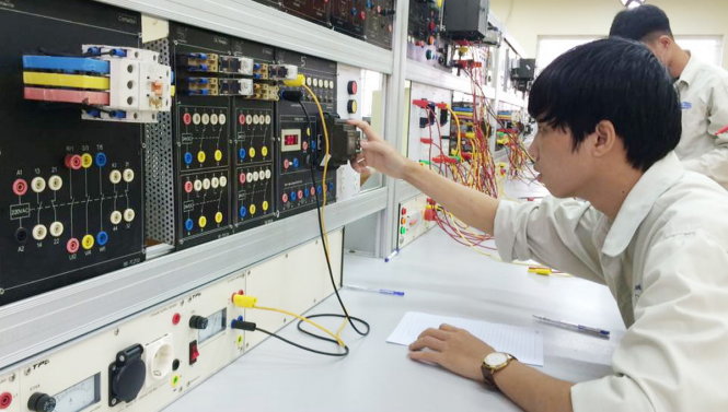Sinh viên khoa điện thực hành tại phòng thực hành của trường.