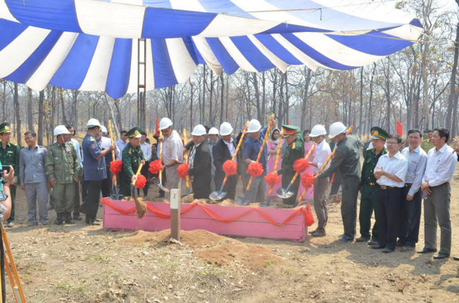 Đại diện chính quyền, lực lượng vũ trang hai nước làm lẽ động thổ hai cột mốc - Ảnh: V.N