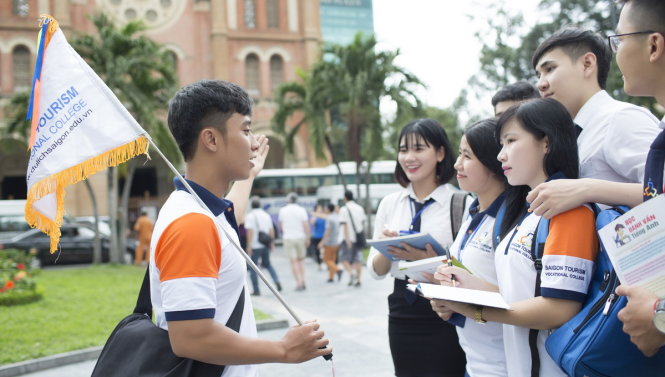 Sinh viên trường Cao đẳng nghề Du lịch Sài Gòn trong giờ thực hành