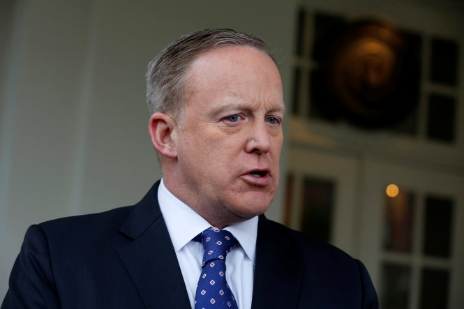 Người phát ngôn Nhà Trắng Sean Spicer phát biểu trước báo giới ở bên ngoài Nhà Trắng tại Washington ngày 6-3-2017 - Ảnh: Reuters