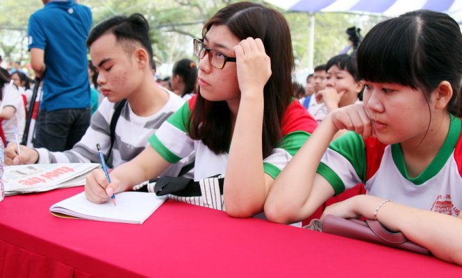 Học sinh chăm chú lắng nghe và ghi chép thông tin tuyển sinh trong Ngày hội tư vấn tuyển sinh - hướng nghiệp 2017 tại Cần Thơ do báo Tuổi Trẻ tổ chức - Ảnh: TRẦN HUỲNH